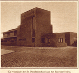 79075 Gezicht op de voorgevel van de R.K. St. Nicolaasschool (Boerhaaveplein) te Utrecht.